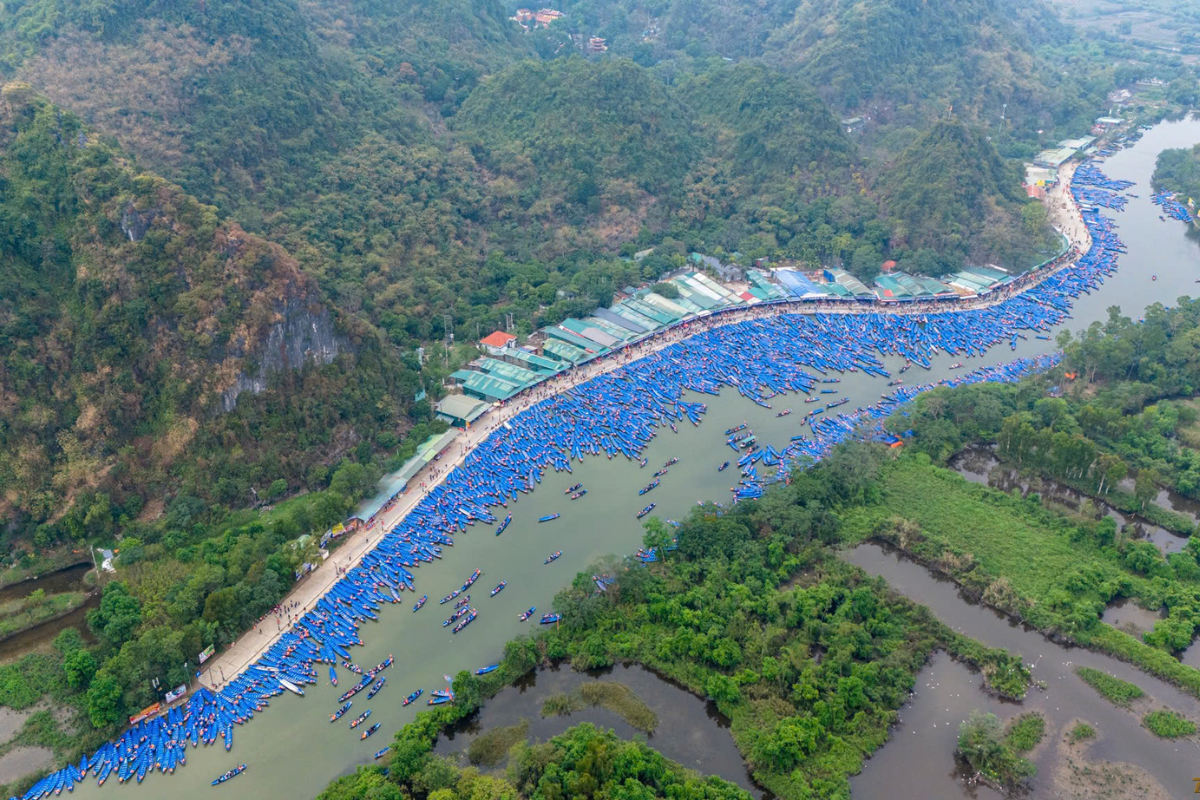 the Yen River and boats