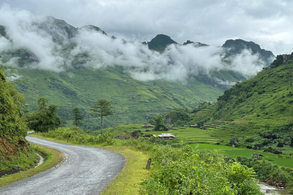 The roadside scenery in Du Gia