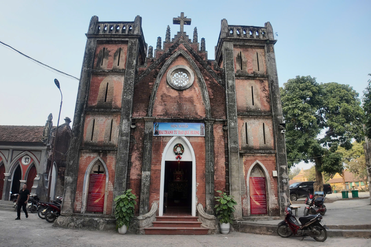 So Kien Basilica Outside