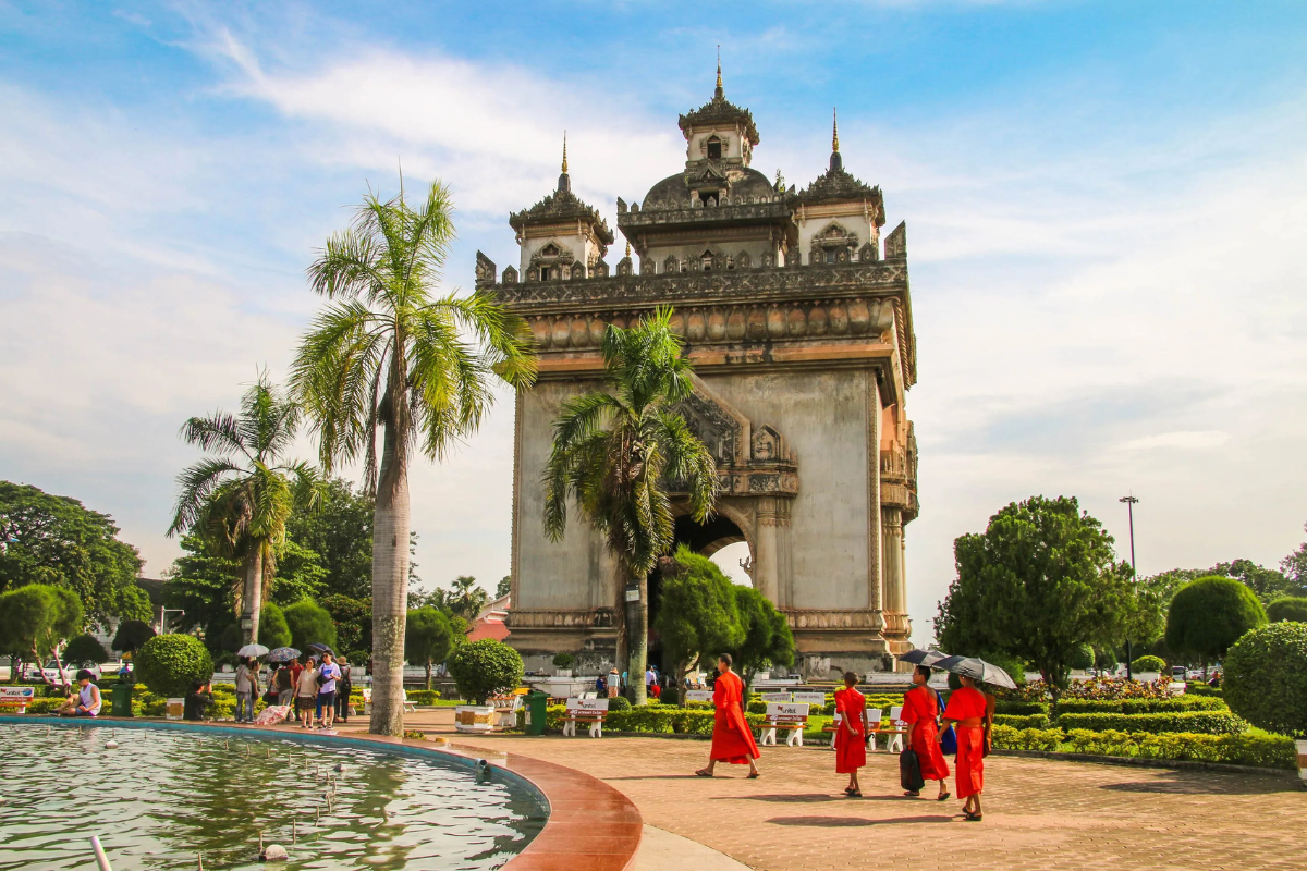 Patuxai Monument in Vientiane - World Mate Travel