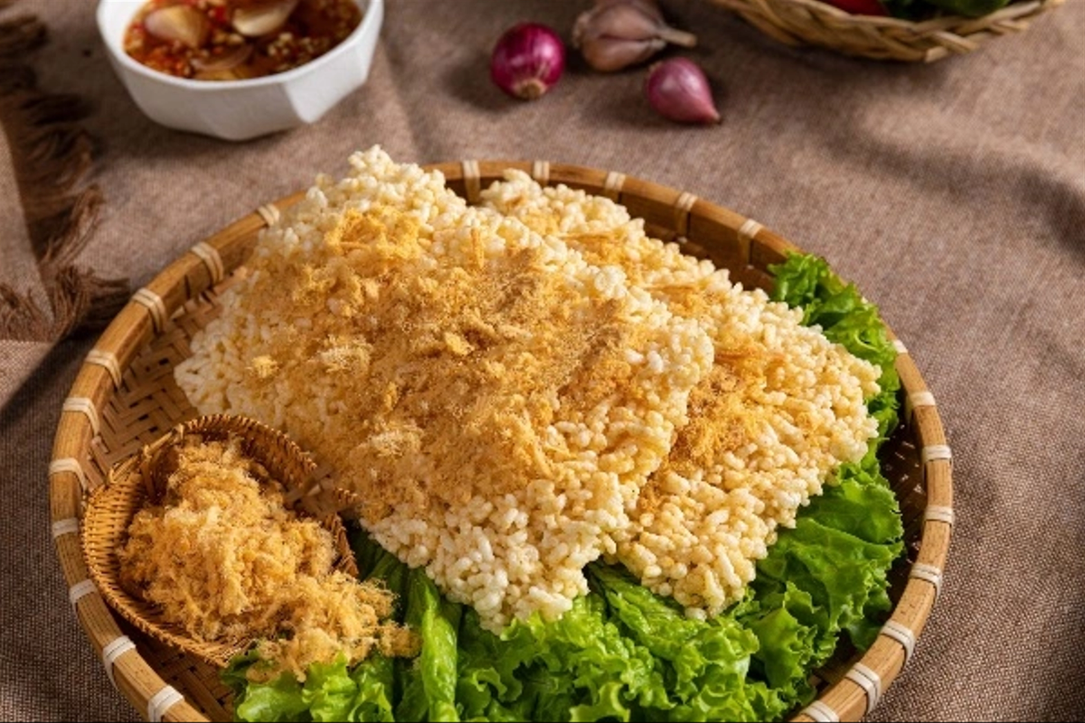 Golden crispy rice snack served with shredded pork and dipping sauce