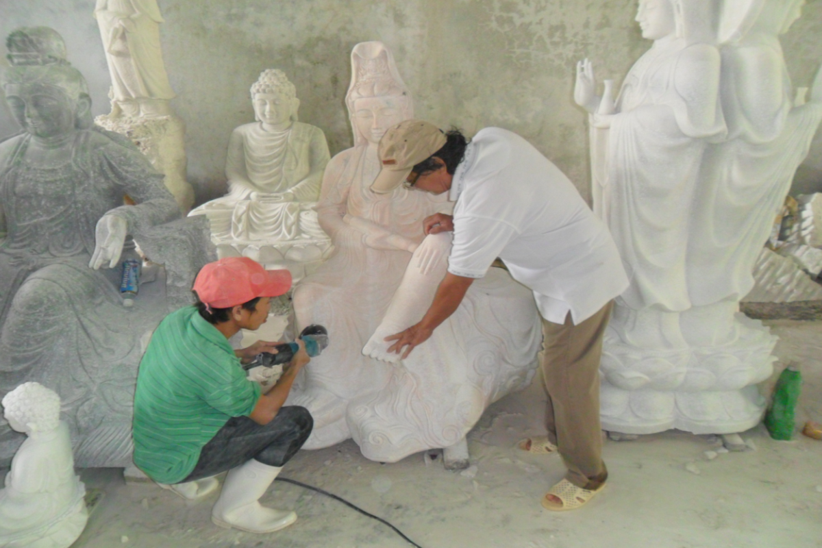 Local artisans at work in Da Nang craft village
