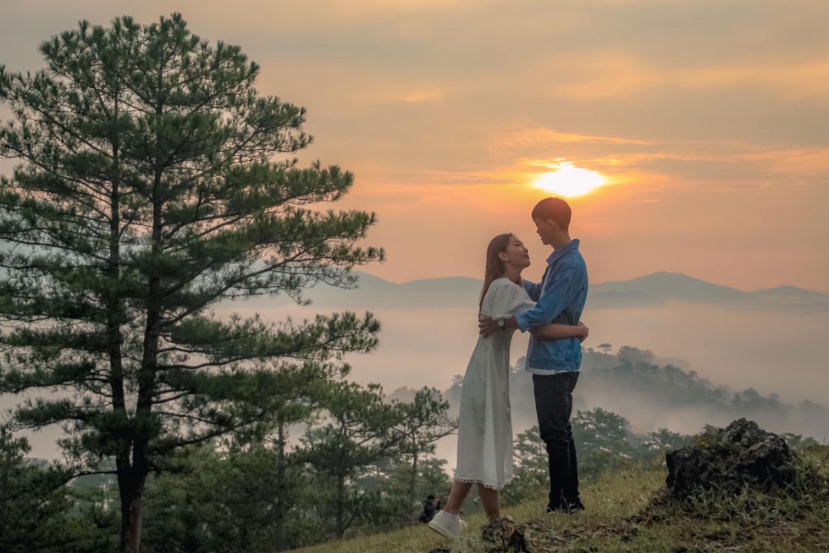 Travelers capturing the cloud-covered landscape from Da Phu Hill in Da Lat