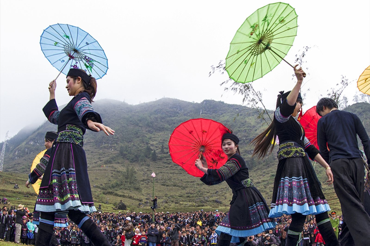 Ethnic groups gathering at Khau Vai Love Market in April near Ban Gioc
