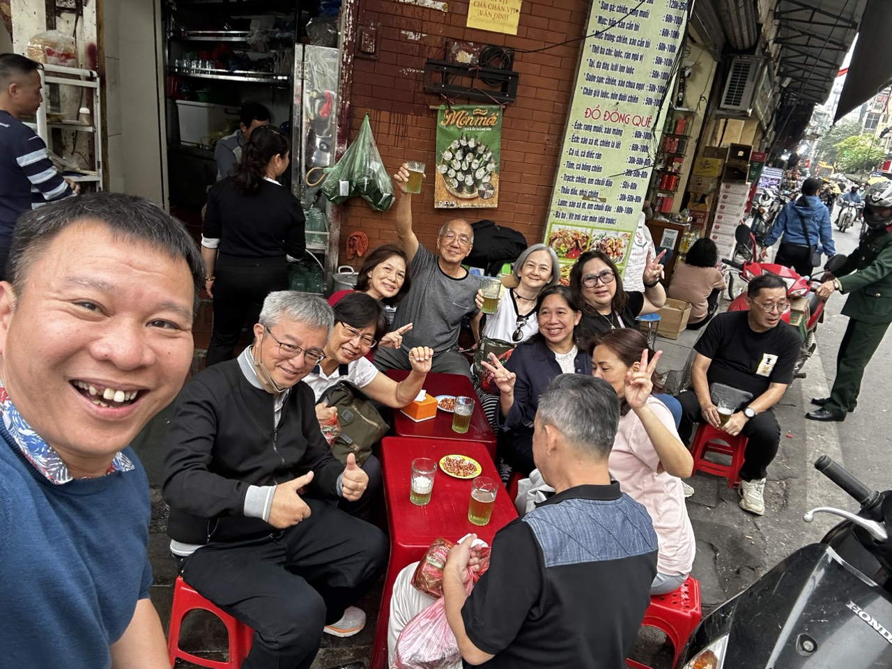 Khung cảnh ẩm thực đường phố Hà Nội nhộn nhịp