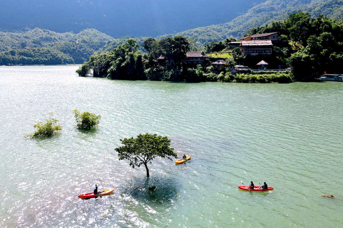 Hoa Binh Lake with clear skies and limestone mountains
