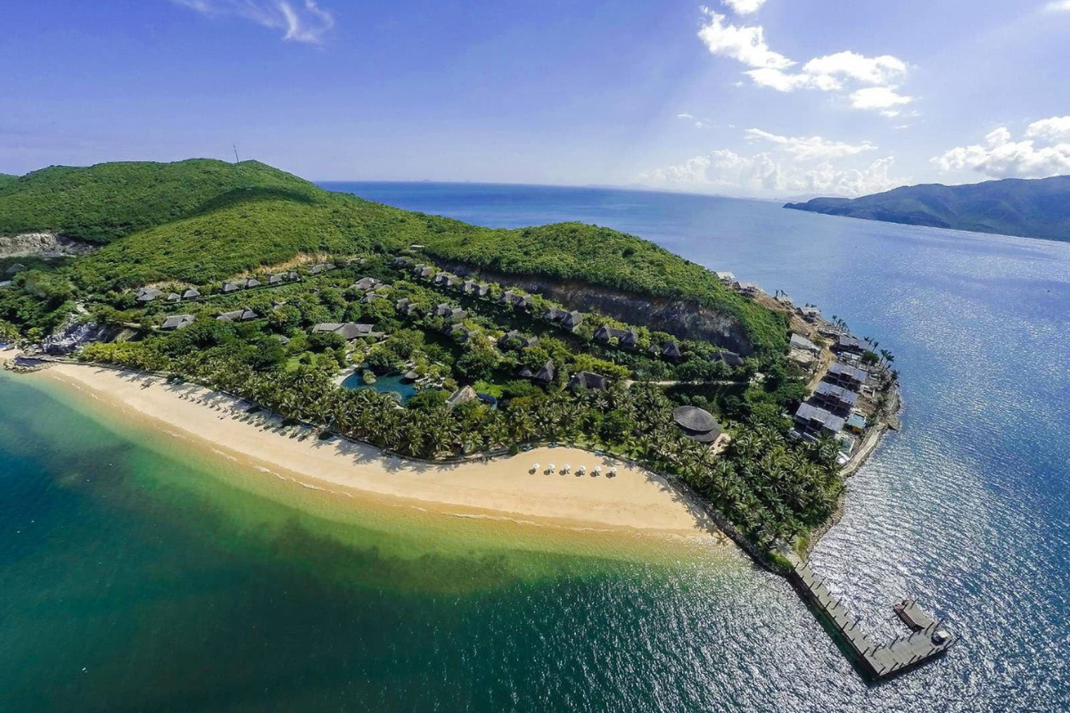 Clear waters and lush greenery on Hon Mun Island in Nha Trang
