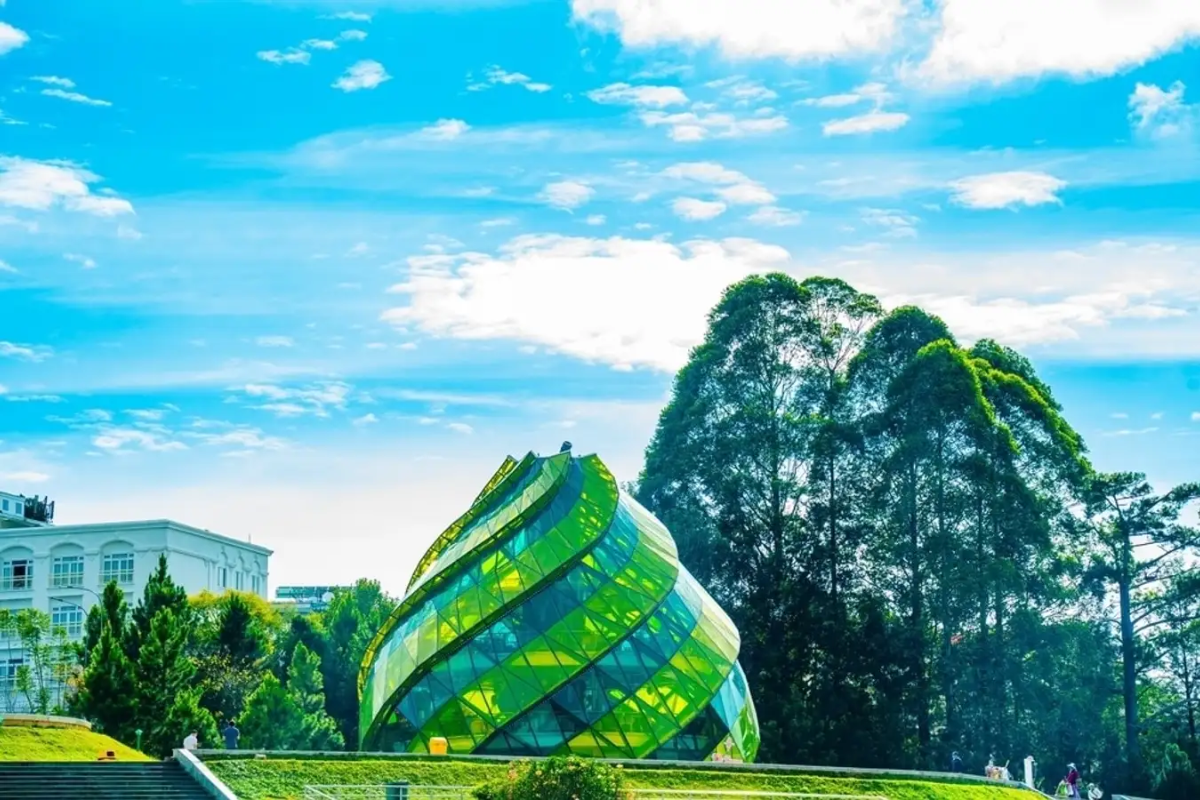 Lam Vien Square with iconic structures