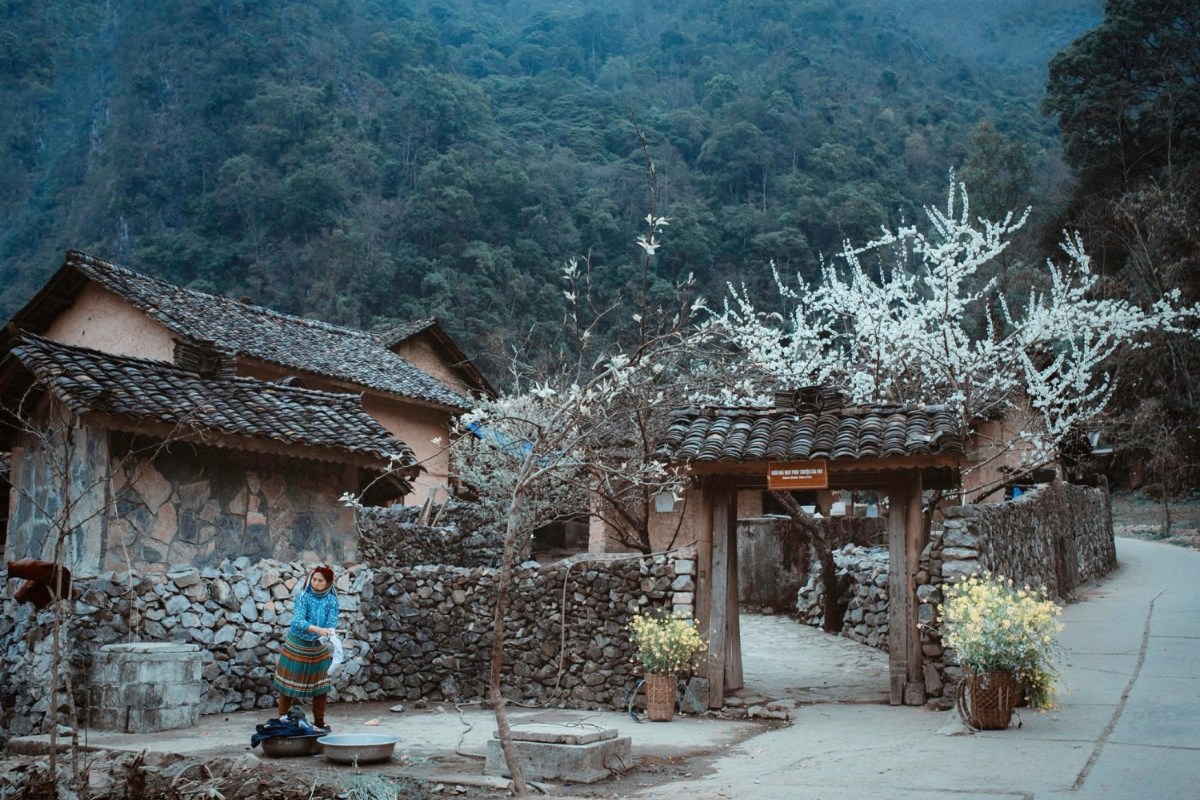Traditional stone and wood structure of Pao’s House in Sung La