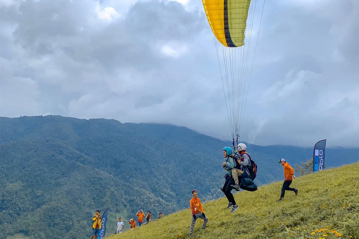 Paragliding at Khau Pass Pass Mu Cang Chai 