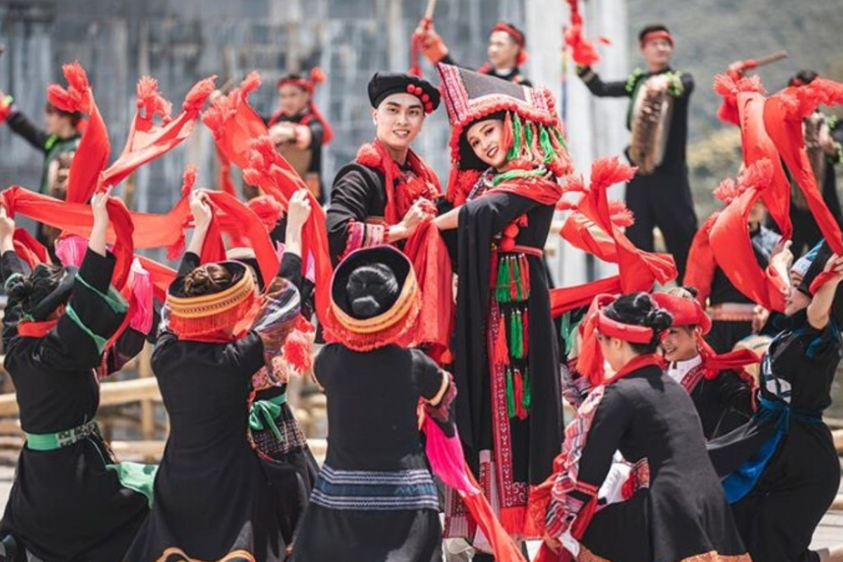 ethnic group performing traditional dance in colorful costumes during the Roong Rooc Festival in Sapa