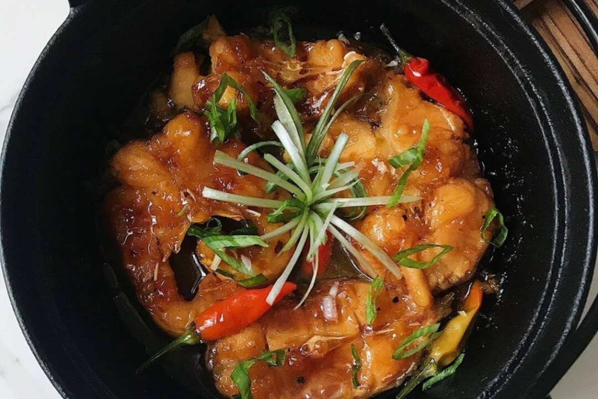 Simmered catfish with wild gao fruit in a clay pot