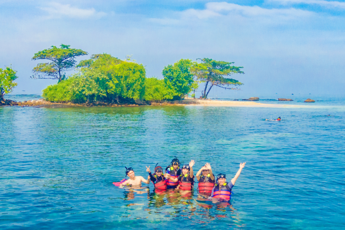 Snorkeling at Doi Moi Island
