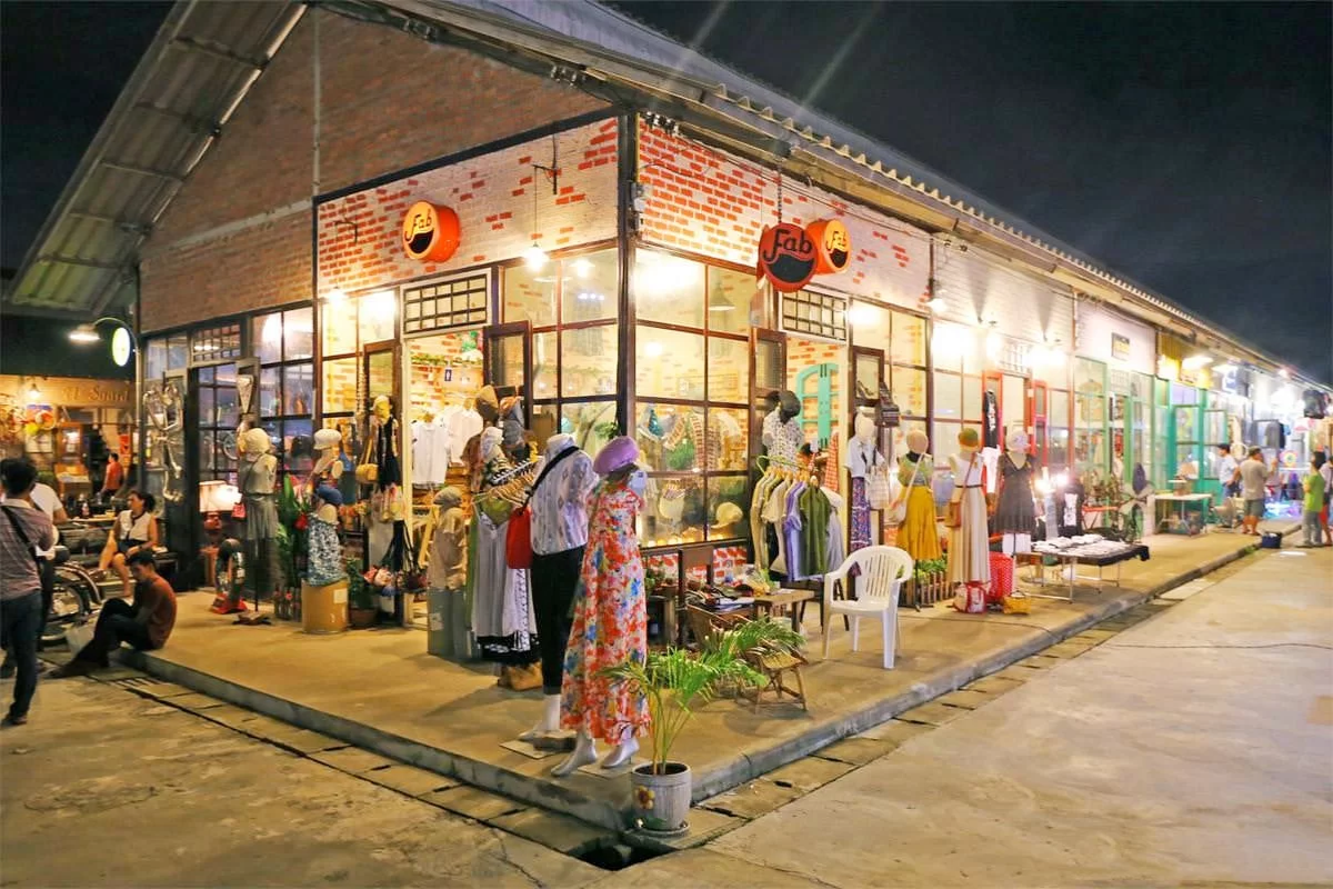 Stalls and crowds at Talat Rot Fai Srinakharin night market