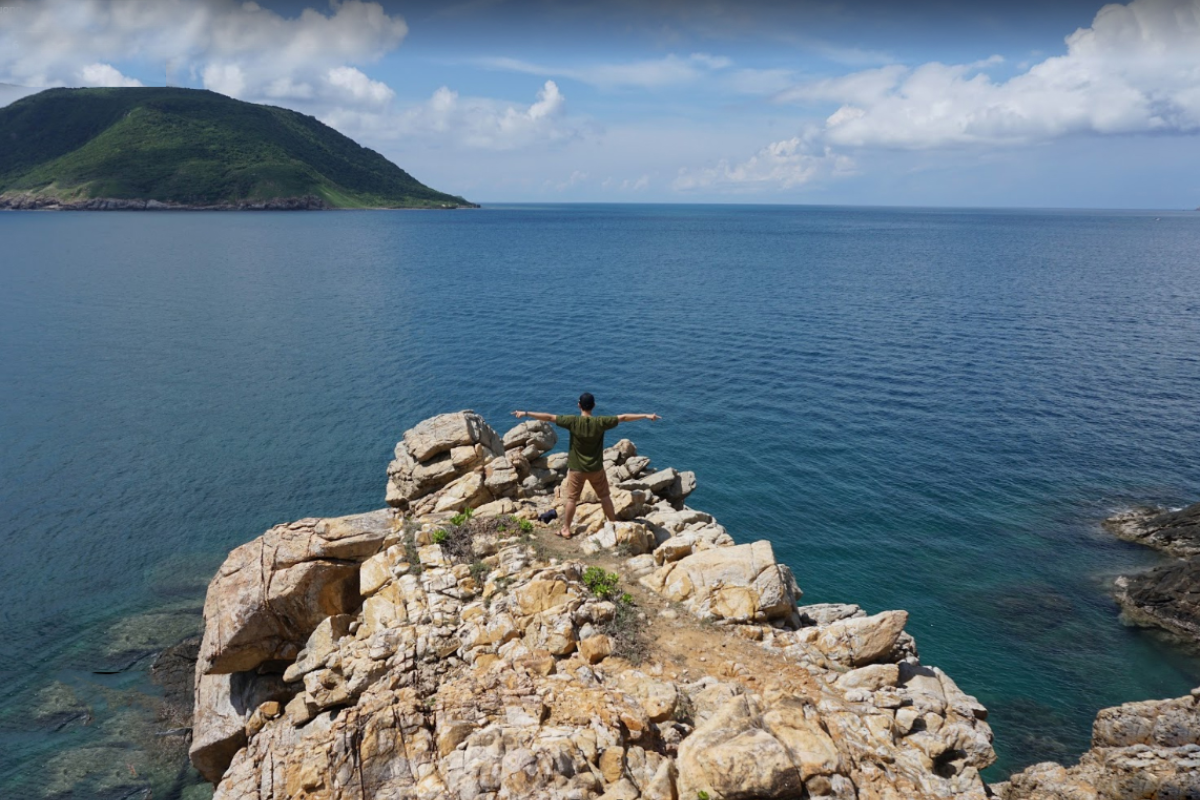Tau Be Cape with cliffs on one side and blue ocean on the other