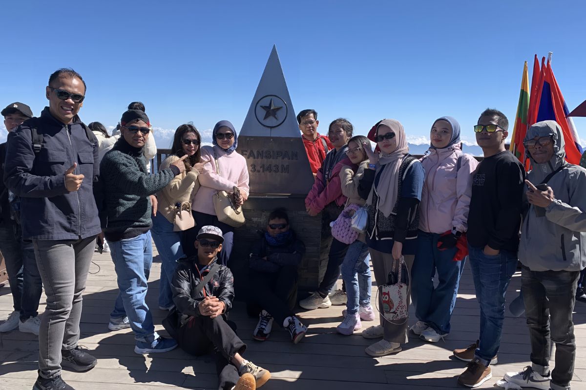 The summit of Fansipan Mountain Sapa Halal tours Vietnam