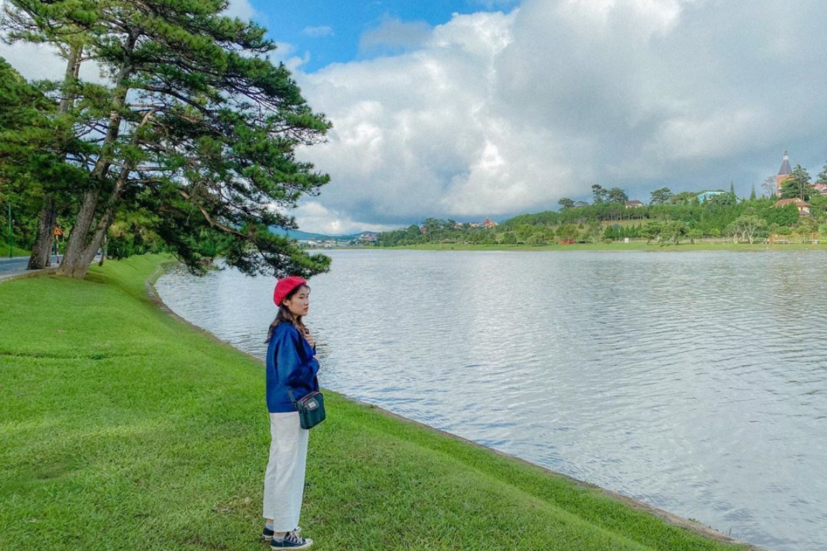 Scenic view of Xuan Huong Lake with mist in the early morning