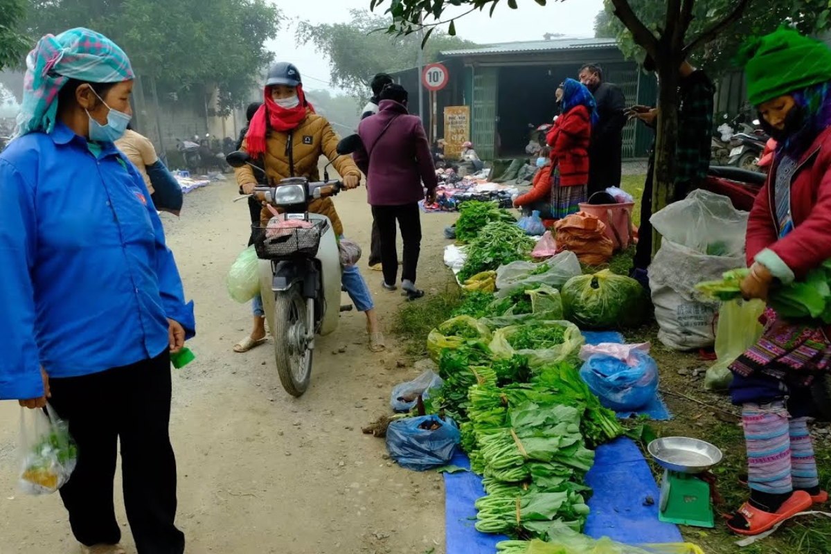 Ban Phiet market in the morning mist
