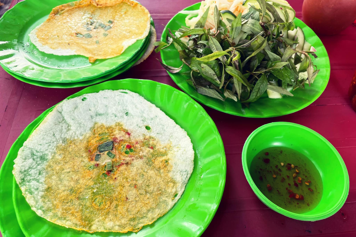 Banh ep Hue served with fresh herbs and dipping sauce