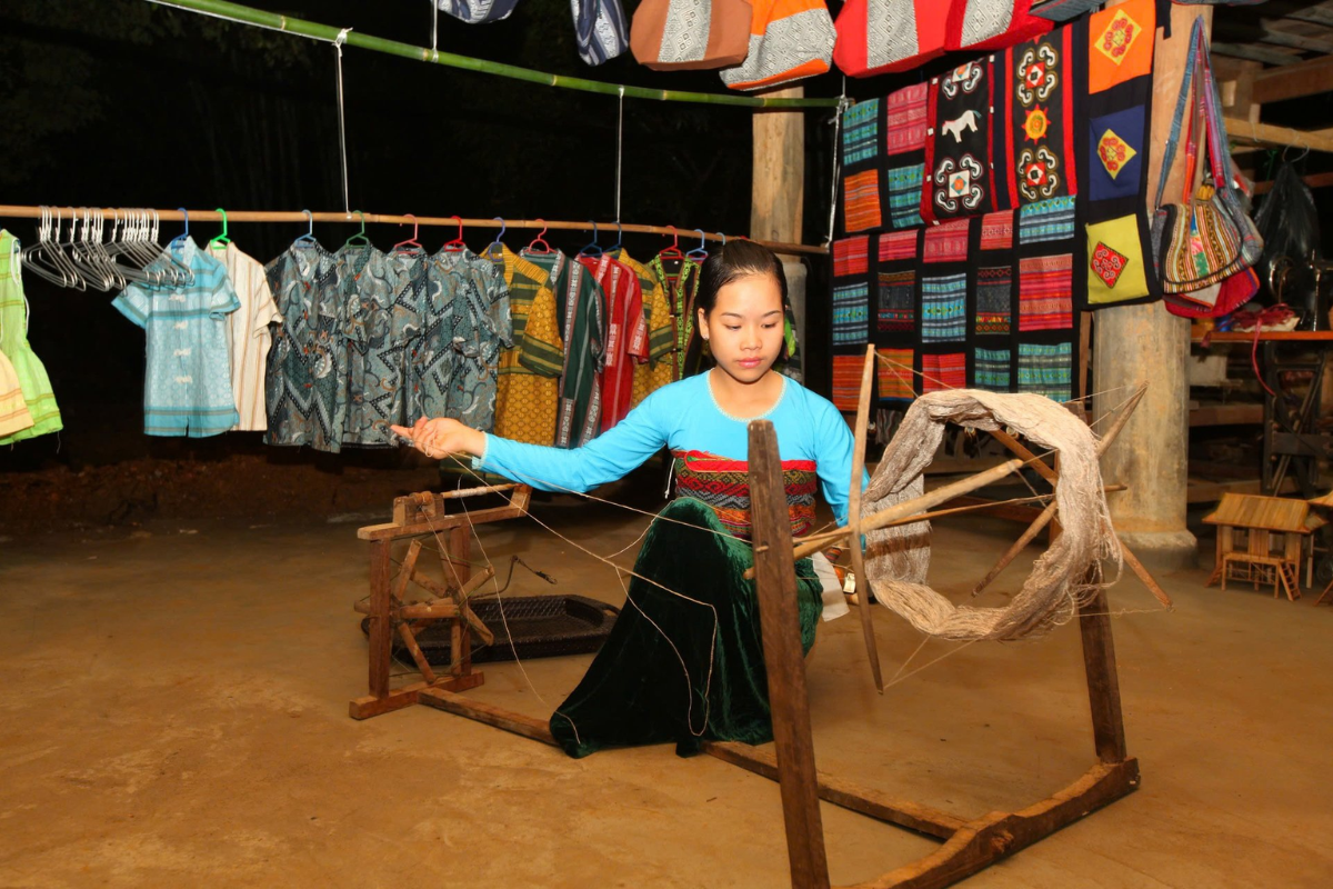 Women weaving in Buoc village