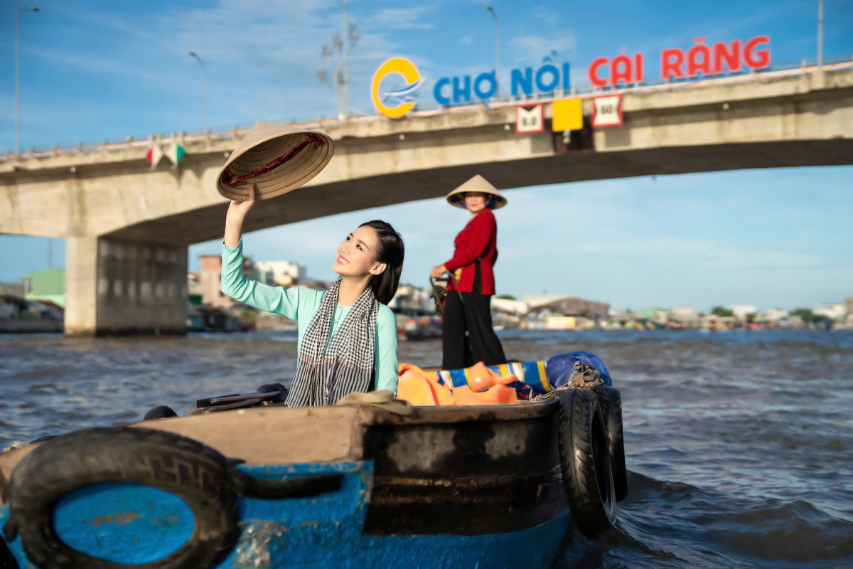 Colorful floating market boats in Cai Rang, Vietnam