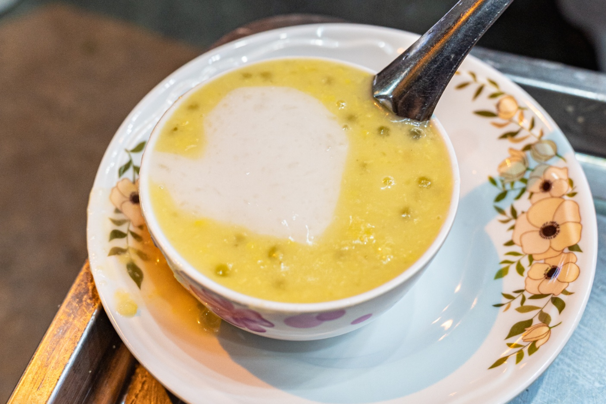 Bowl of Vietnamese che nong sweet soup served hot