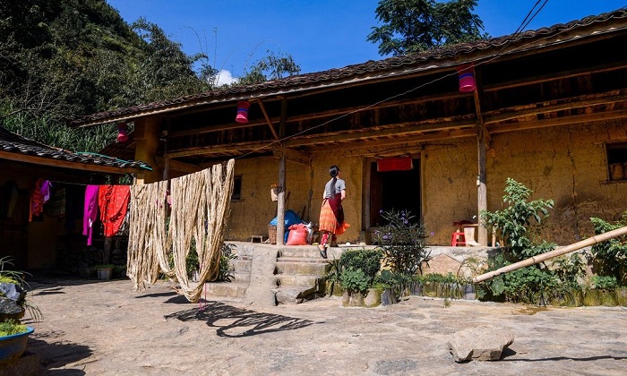 The distinctive clay houses in Thèn Pả Village. Photo: Nguyễn Sỹ Đức (VnExpress)