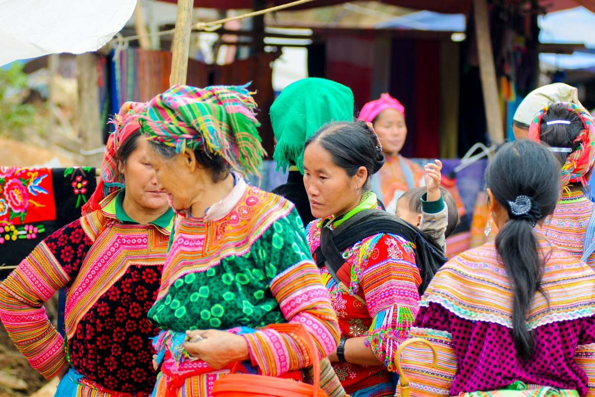 local traders at Coc Ly market with Chay River in the background