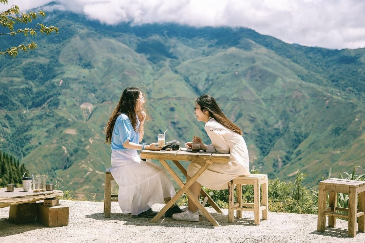 Coffee shop with mountain views in Ta Xua