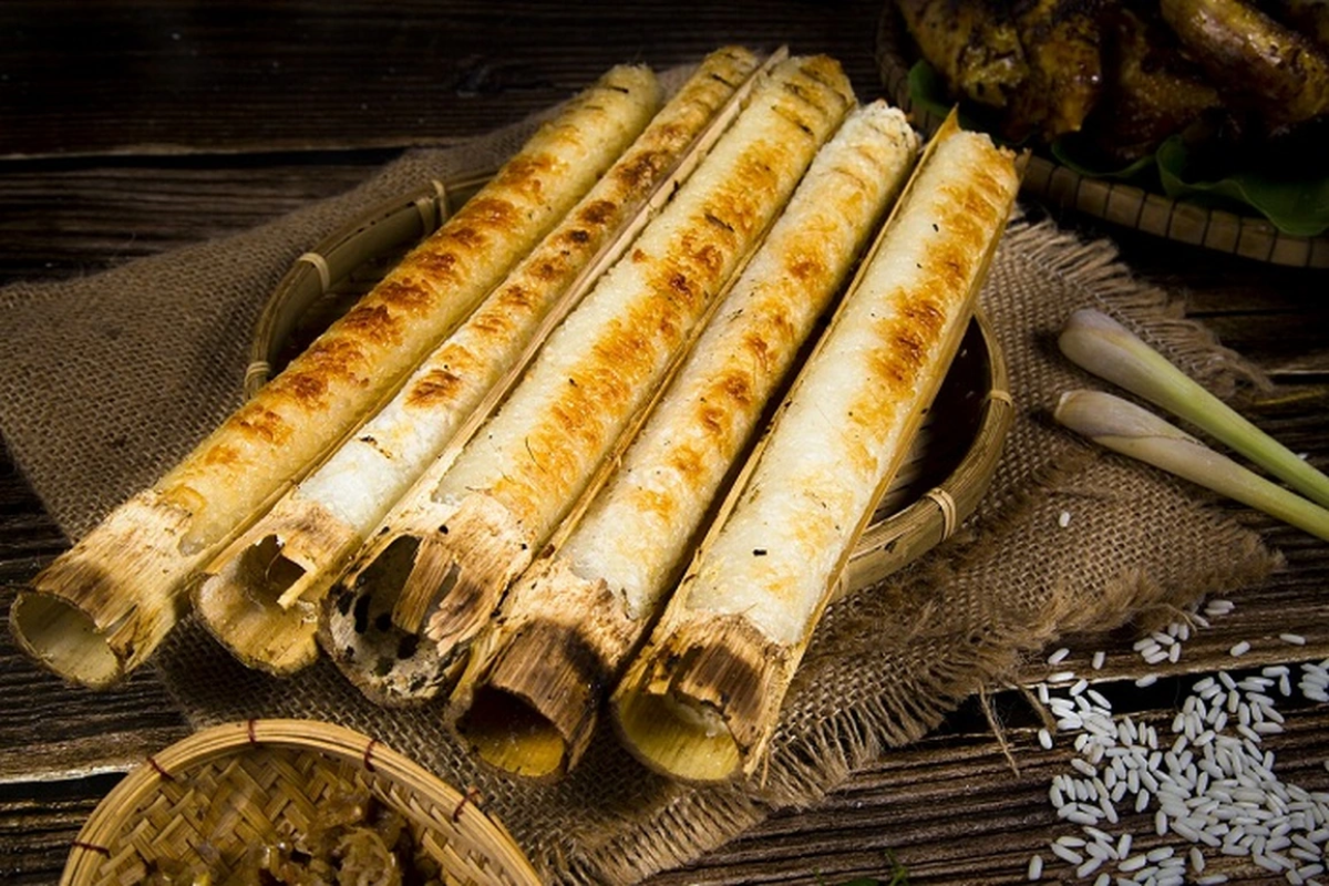 Lam rice served in bamboo tubes on a traditional Vietnamese platter