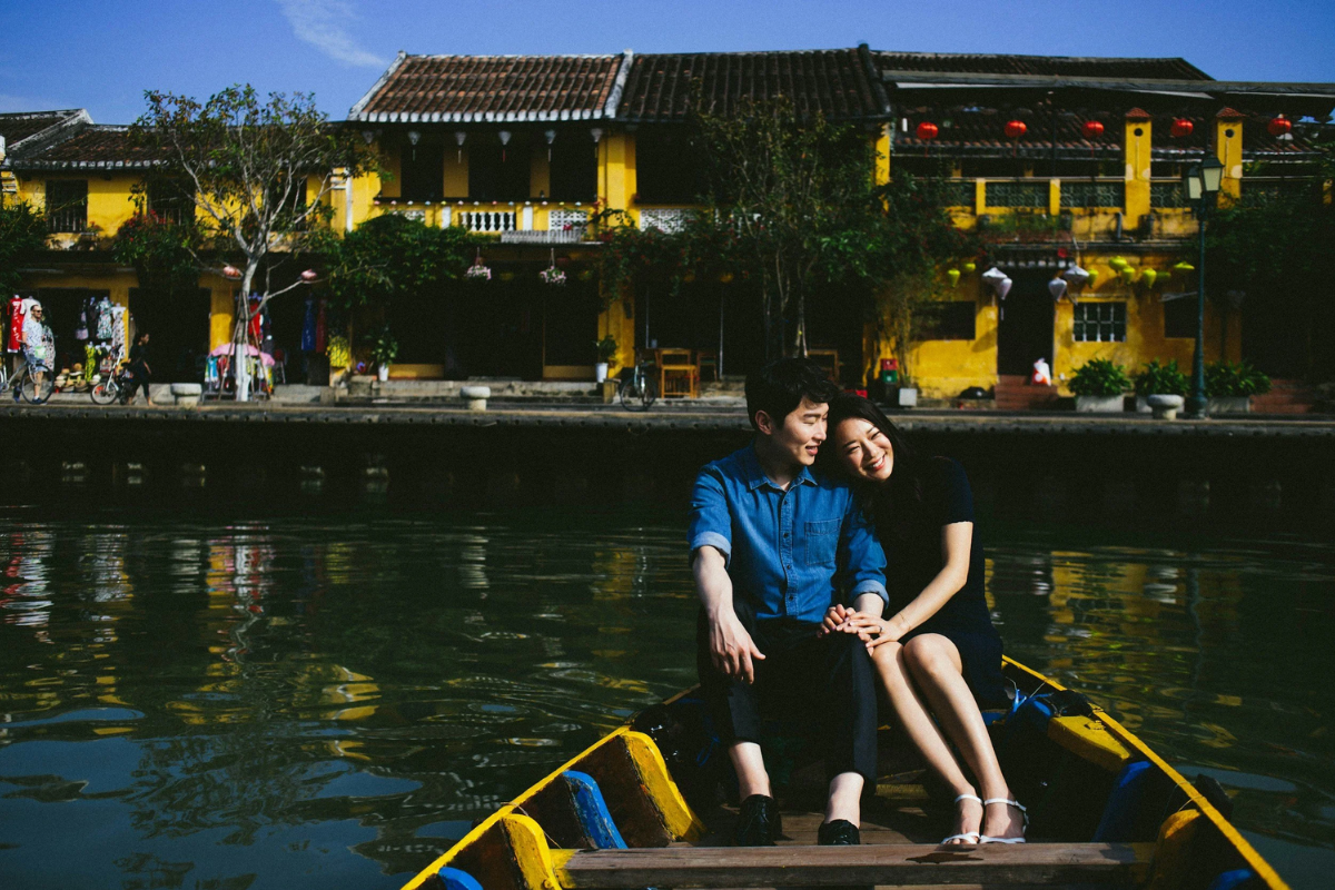 Couple enjoy romantic time in Hoian Boat in Thu Bon River