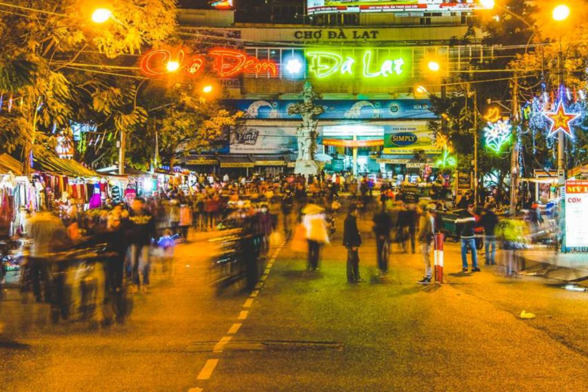 Dalat Night Market at night