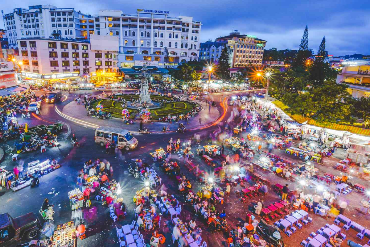 Dalat Night Market at night