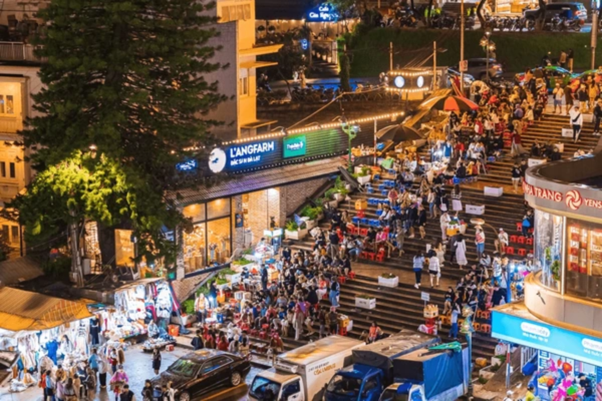 Crowd at Dalat Night Market