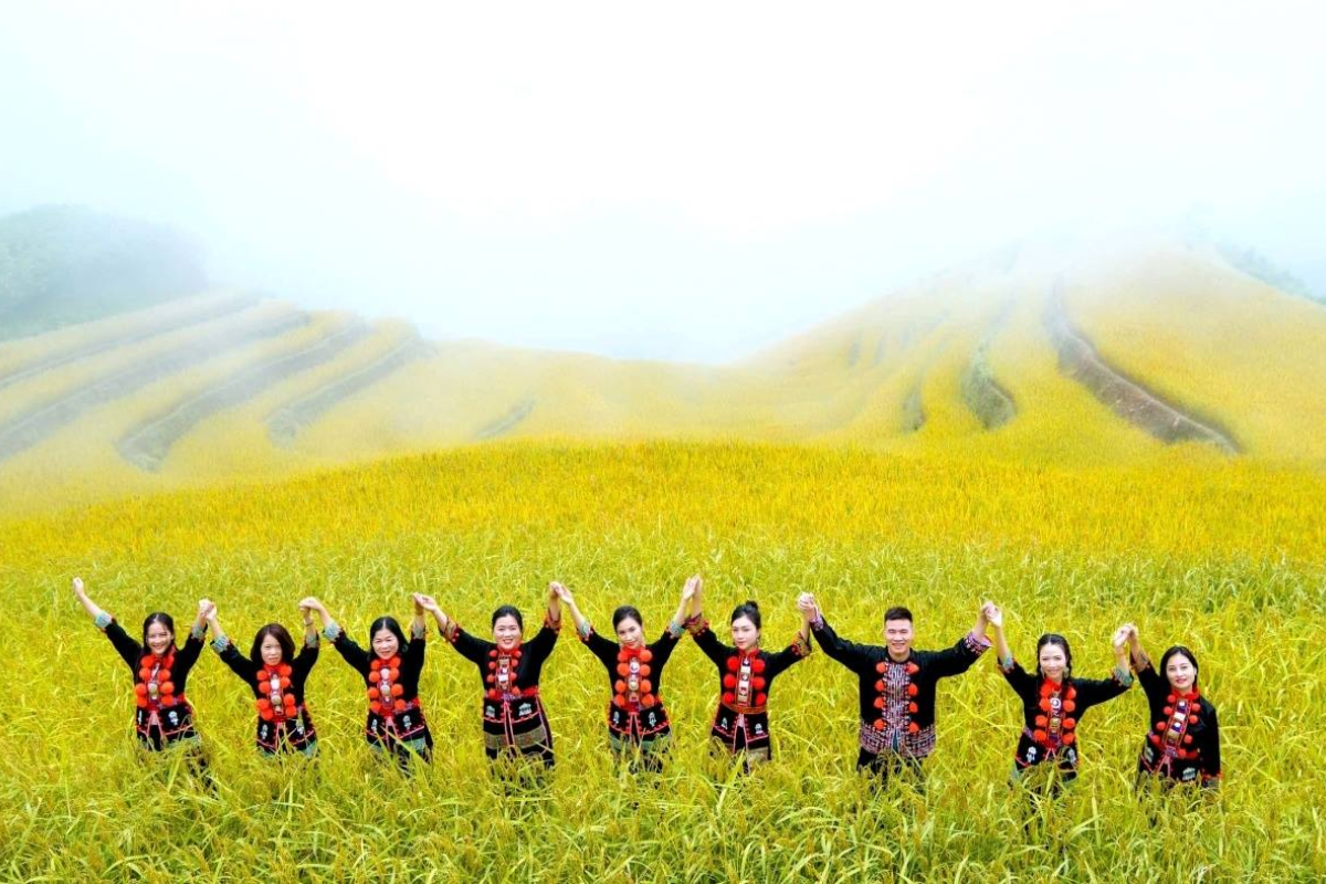 Dao people welcoming visitors to their wooden stilt house in Khuoi My