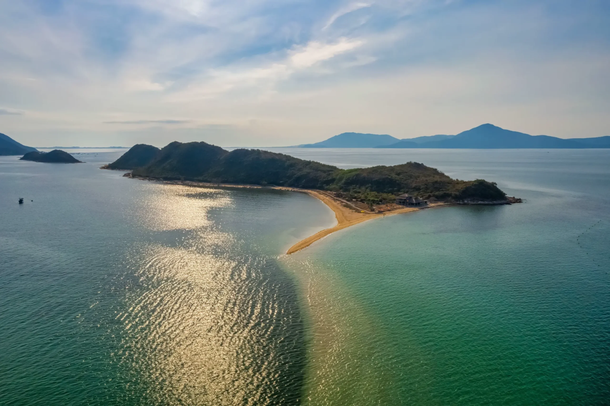 Tourists walking along the sandbar on Diep Son Island in Van Phong Bay