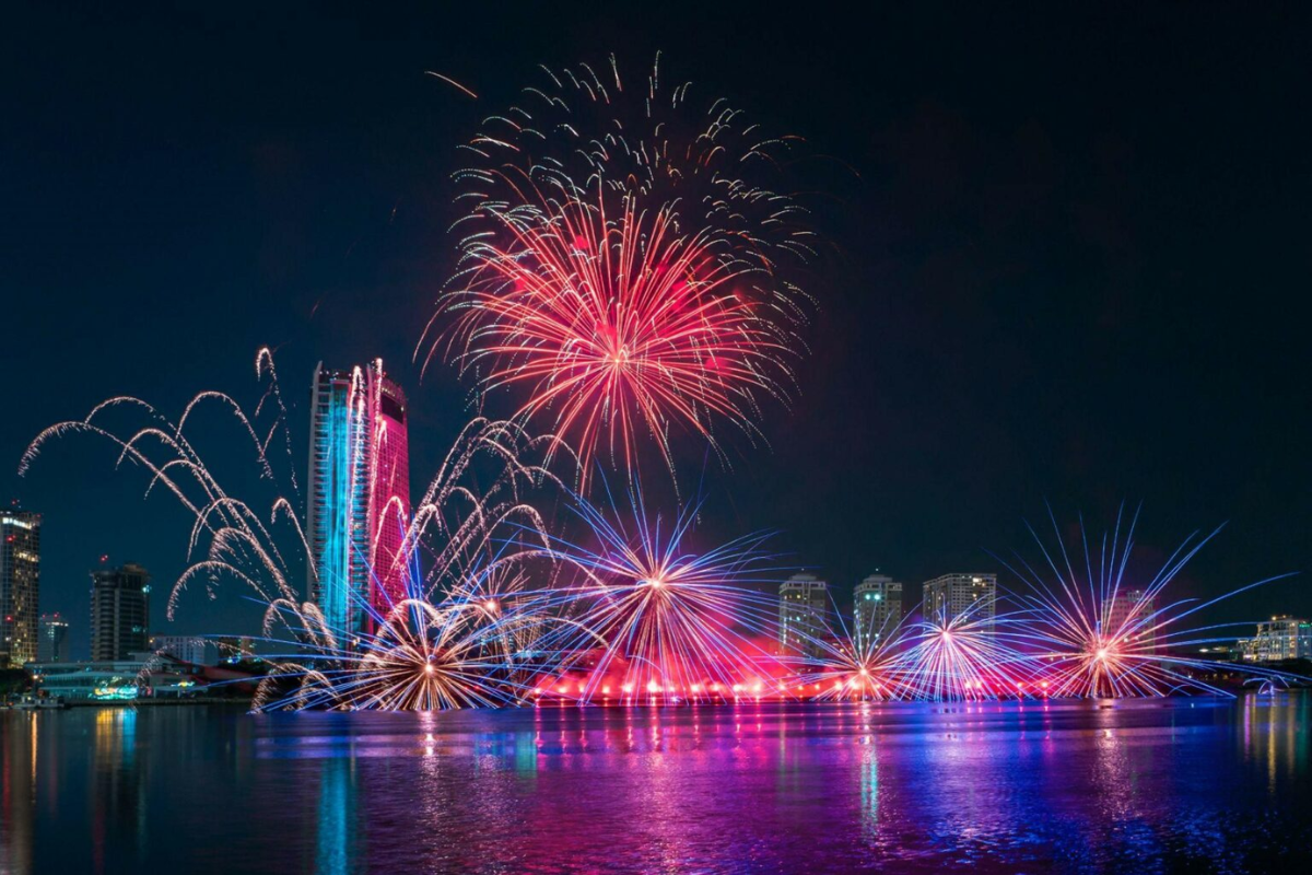Spectacular fireworks display over the Han River in Da Nang