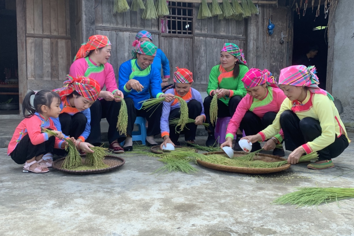 Giay women make handicrafts 