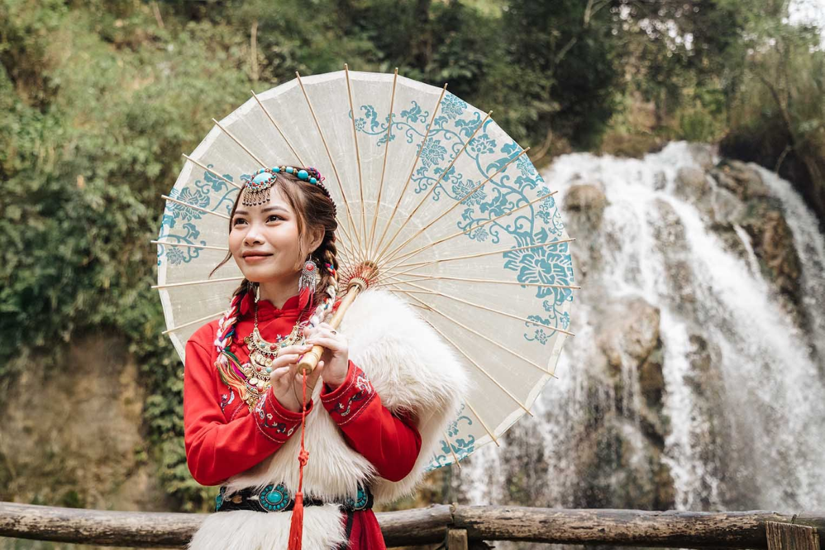 H'Mong woman weaving fabric in Cat Cat Village using traditional methods