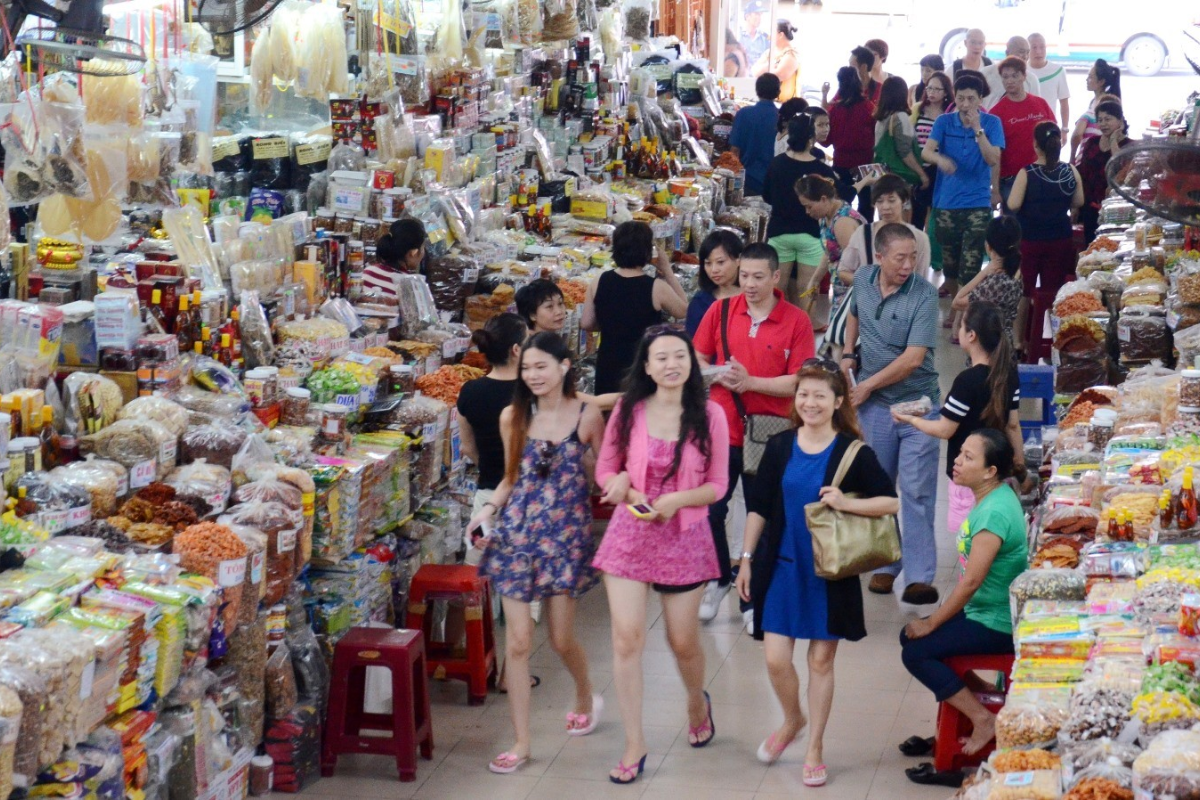 Bustling shopping scene at Han Market in Da Nang
