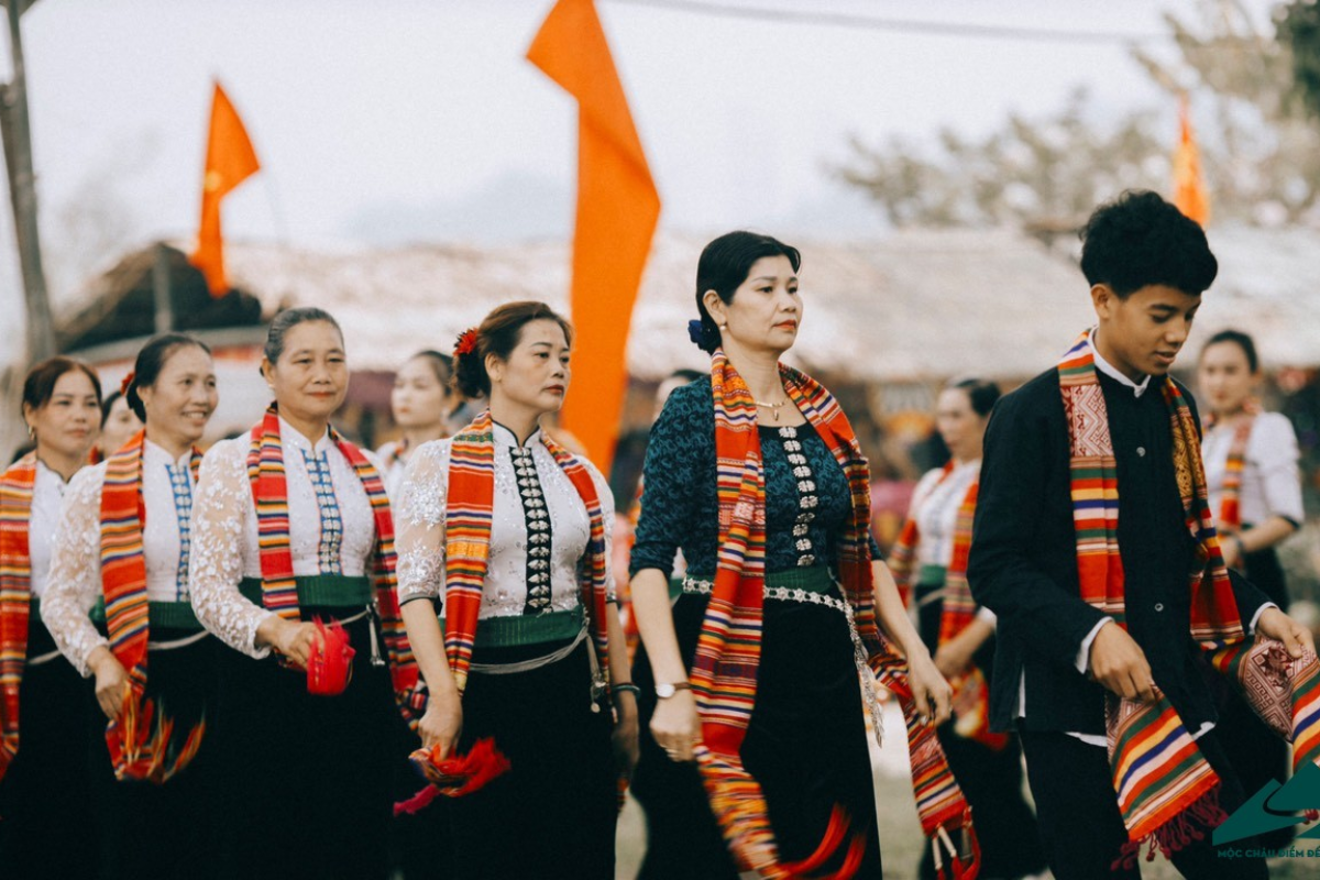Traditional dance performance during Het Cha Festival in Moc Chau
