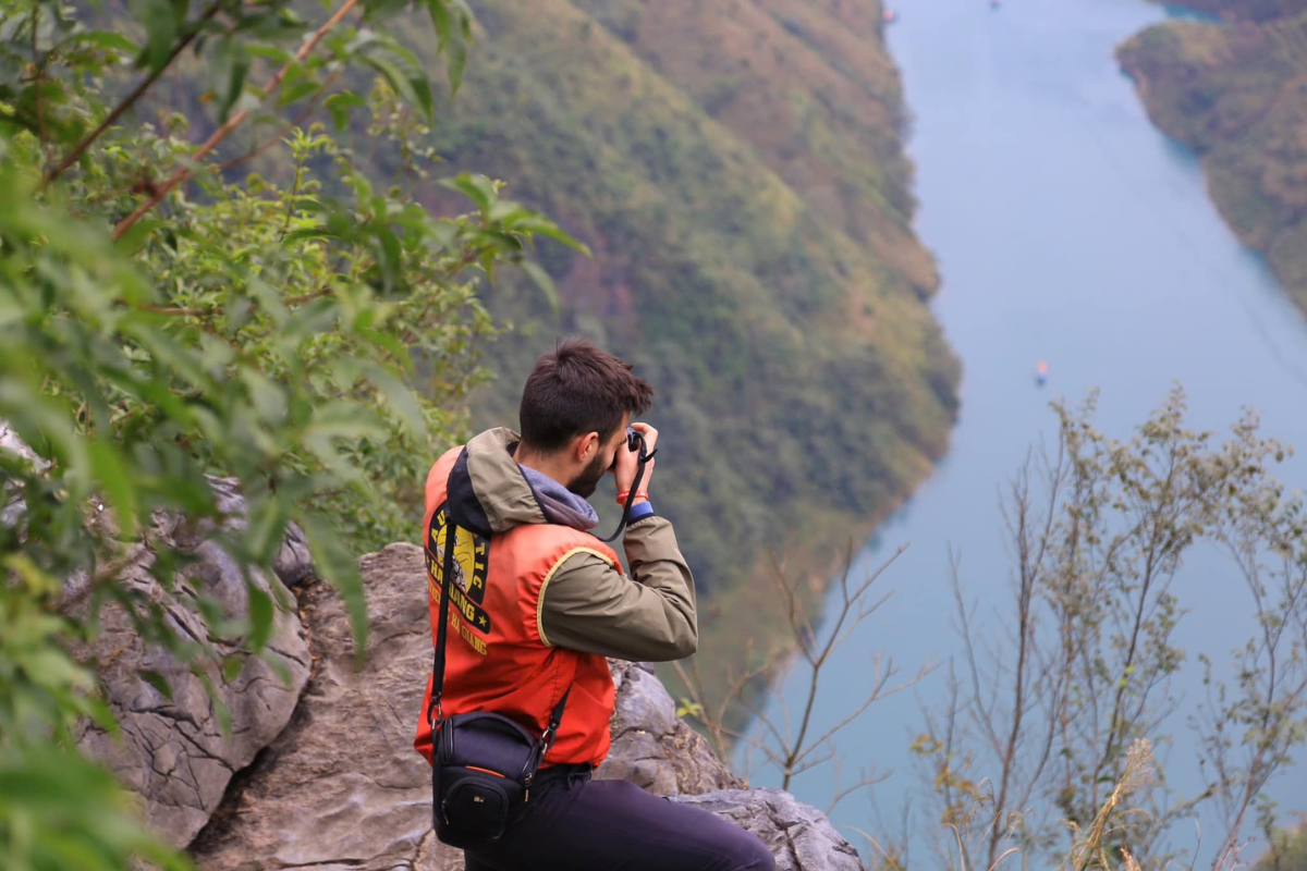 Hikers take picture from the top overlooking Ban Gioc Waterfall and Quay Son River
