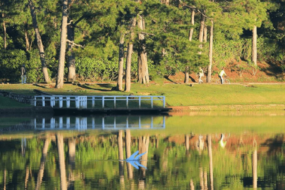 Tandem bicycle at Xuan Huong Lake