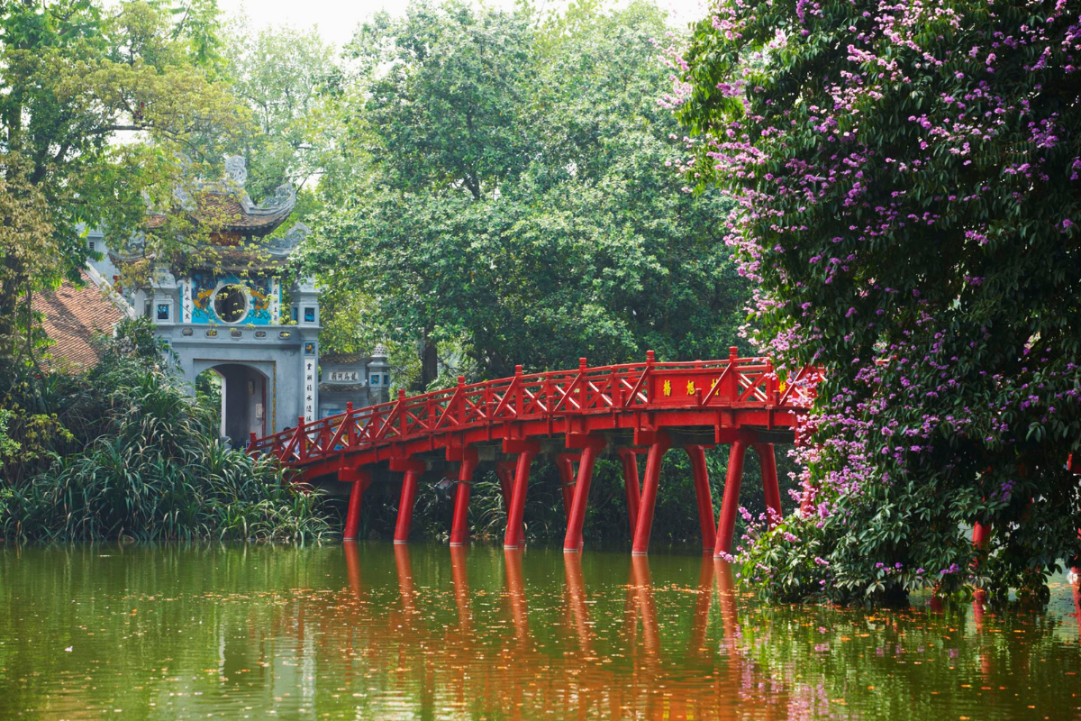 Озеро Хоан кием Вьетнам. Озеро Хоанкьем Ханой. Мост Тханг Лонг в Ханое. Озеро Хоан кием Вьетнам фото. Место ханой