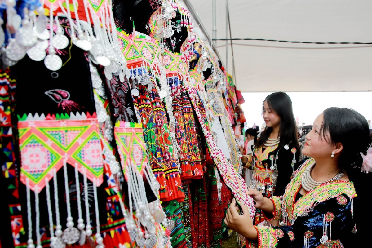 Stalls and shoppers at Laos Border Market near Moc Chau
