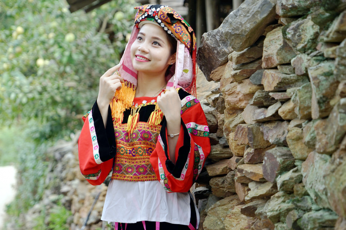 Lo Lo Hoa women in colorful traditional costumes in Ha Giang