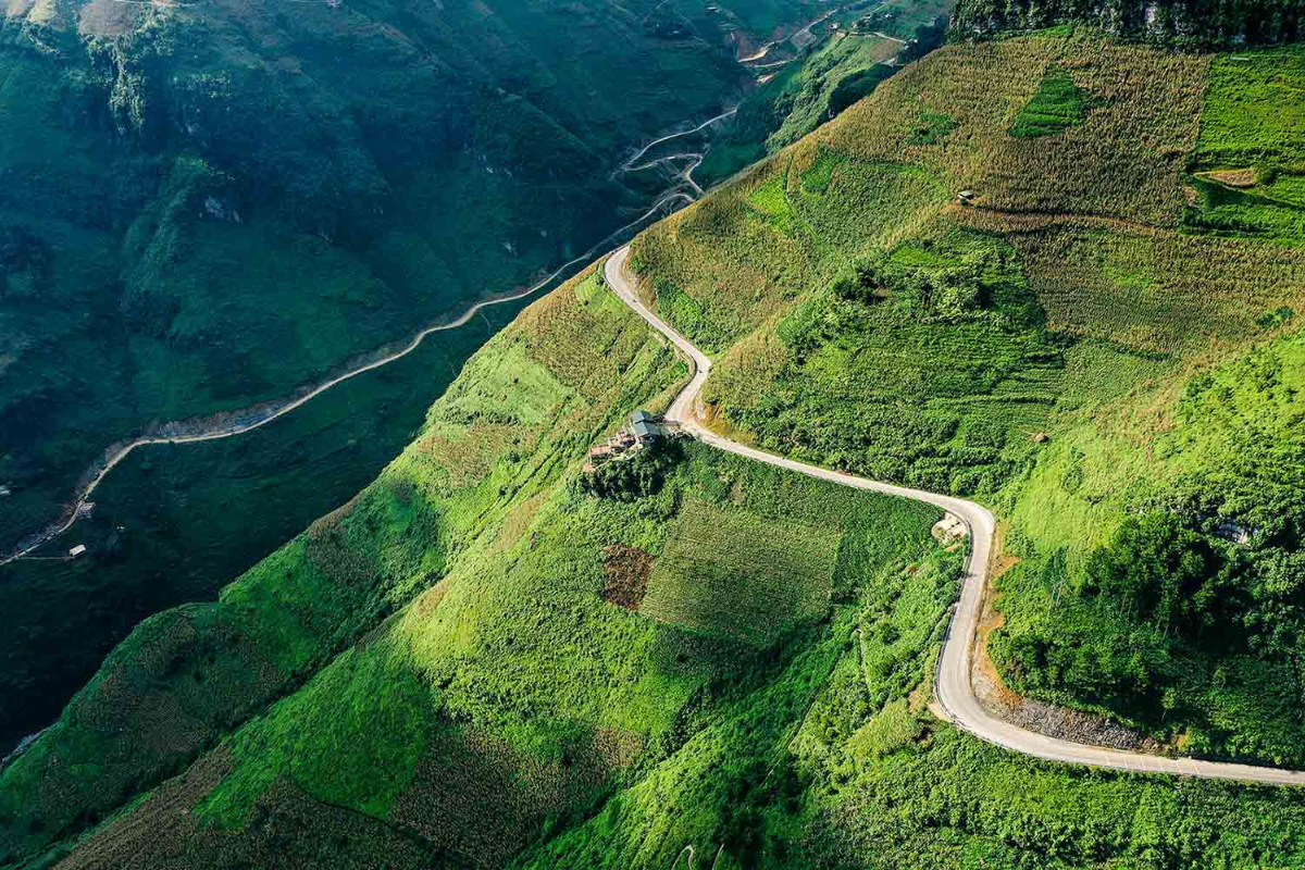 Winding road of Ma Pi Leng Pass 
