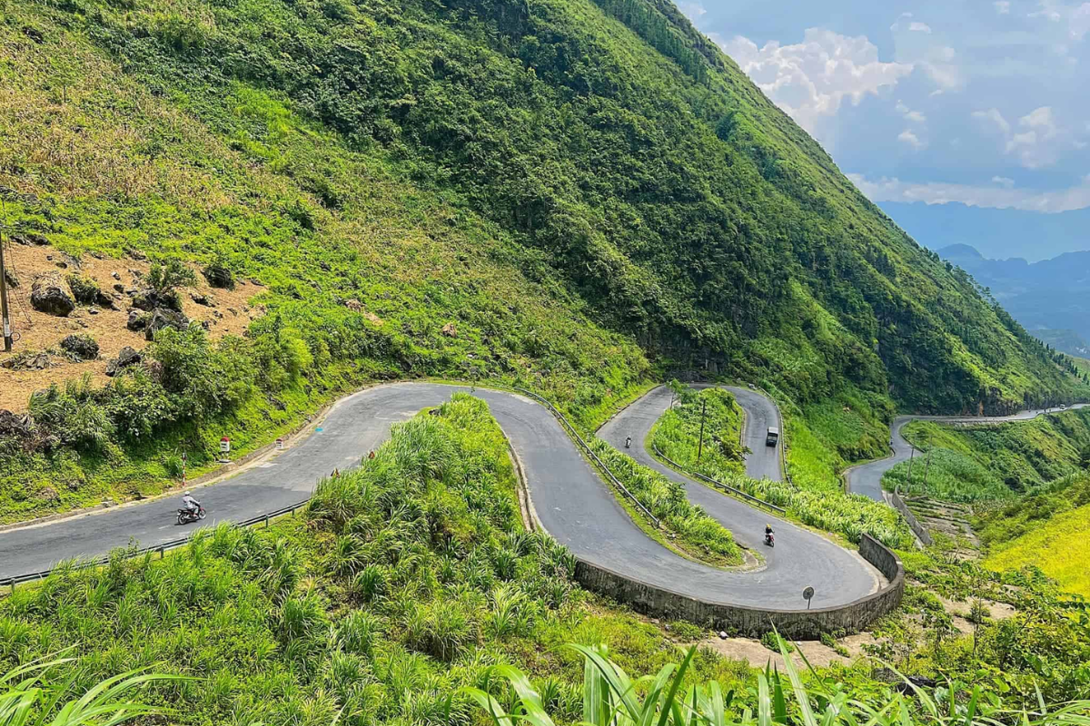 Panoramic view of Ma Pi Leng Pass overlooking the Nho Que River in Ha Giang, Vietnam