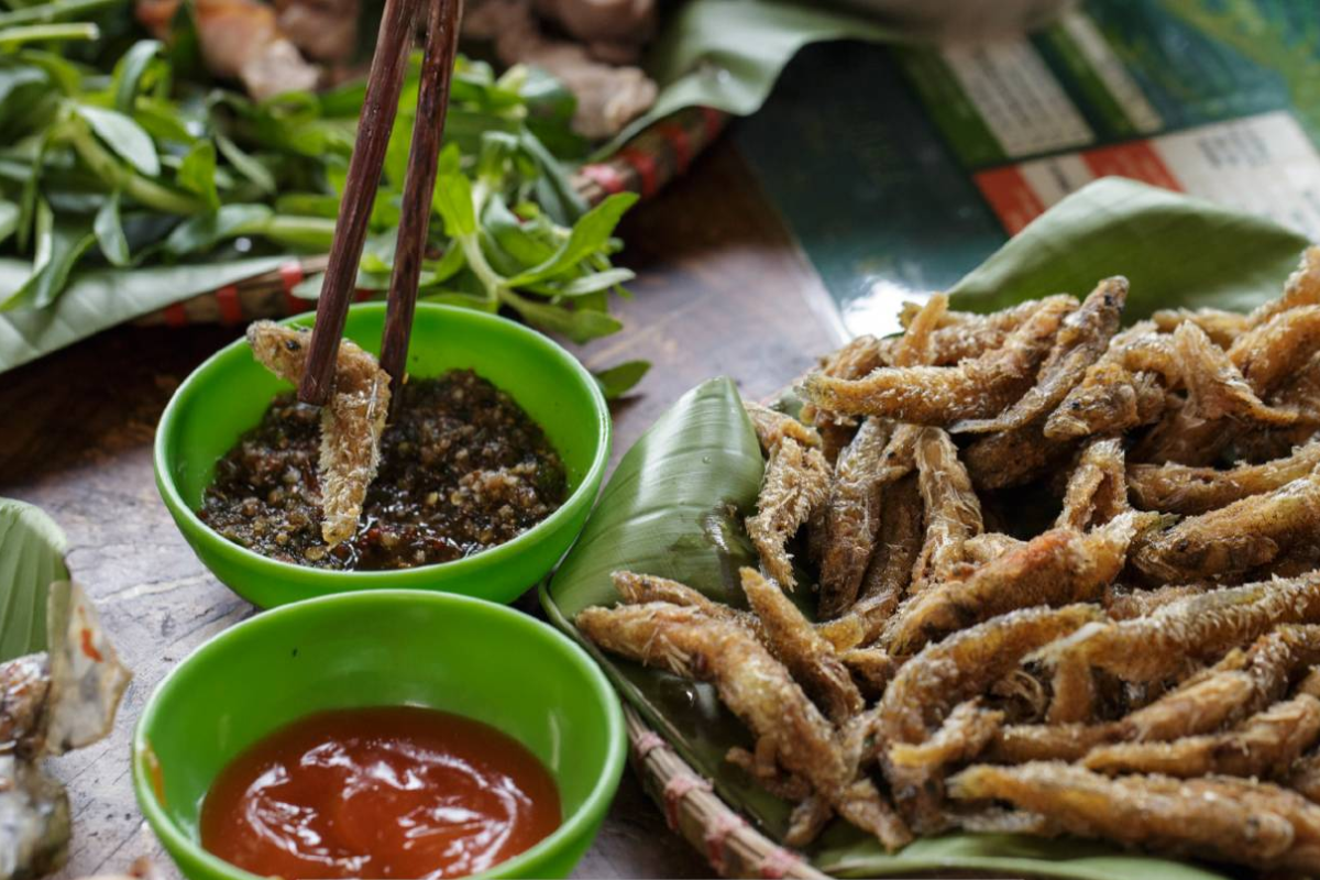 Traditional Moc Chau dishes including grilled stream fish and vegetables