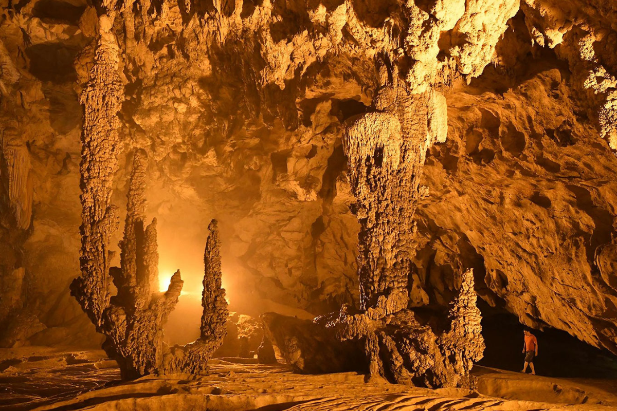 Nguom Ngao Cave with illuminated stalactites inside near Ban Gioc